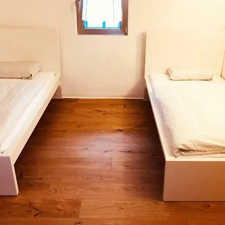 Gemutliches Einfamilienhaus Mit Gartennutzung In *